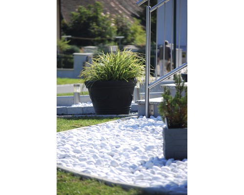 Dekorativer Garten mit Pflanzkübeln und Zierkies