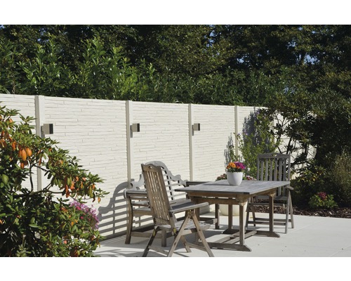 Scène de jardin avec clôture de jardin, mobilier de jardin et luminaires extérieurs