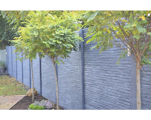 Clôture de jardin aspect pierre avec arbres