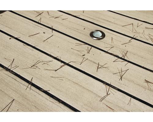 Terrassendielen mit integrierter Beleuchtung und Kiefernnadeln