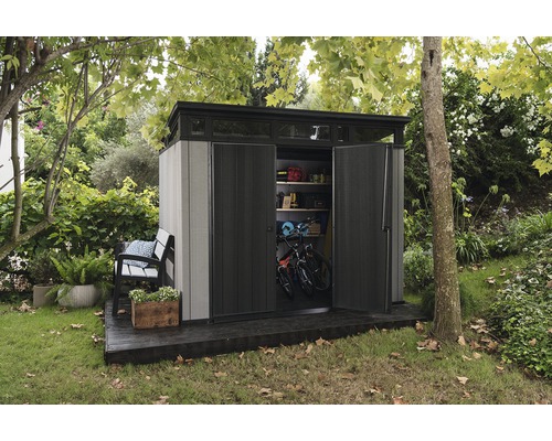 Gartenschuppen mit geöffneten Türen und zwei Fahrrädern im Inneren