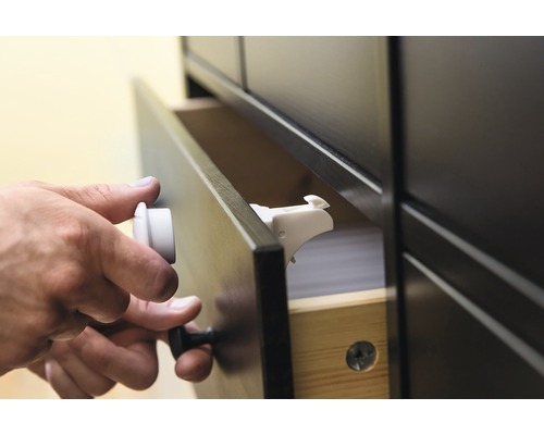 Installation d''une serrure magnétique de placard sur un tiroir