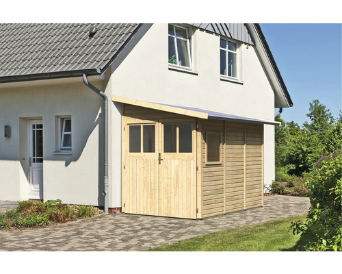 Garage en bois sur une maison avec fenêtres et porte en bois