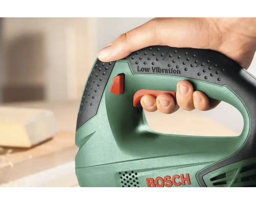 Main tenant une scie sauteuse de la marque Bosch