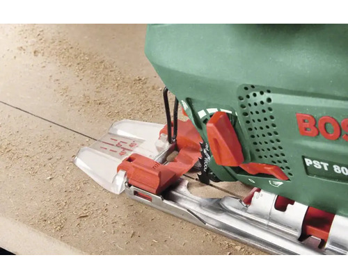 Scie sauteuse Bosch PST 800 en utilisation sur une planche en bois