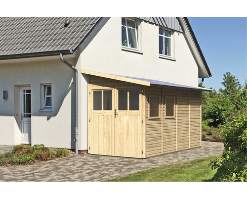 Garage en bois avec double porte et fenêtres attenante à une maison
