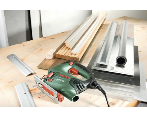 Scie sauteuse Bosch avec différents matériaux sur une table