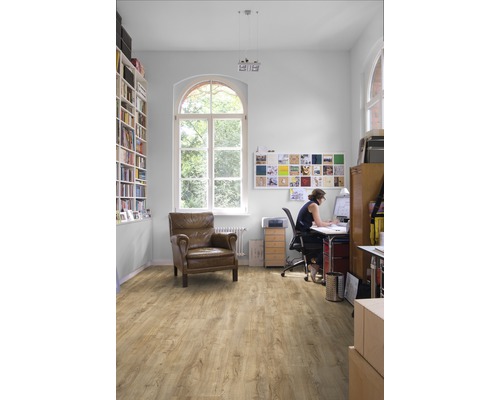 Espace de travail lumineux avec bibliothèque, fauteuil et sol stratifié