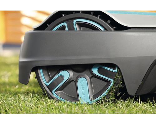 Roue de robot tondeuse Gardena dans l''herbe