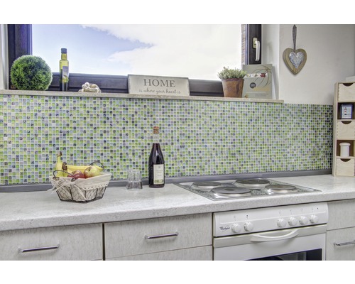 Cuisine lumineuse avec mur en mosaïque et décorations