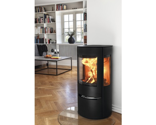 Wohnzimmer mit Kaminofen, Bücherregal und Sofa