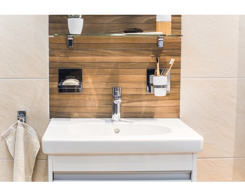 Meuble-lavabo de salle de bain avec robinet, porte-savon, gobelet à brosses à dents, serviette et étagère