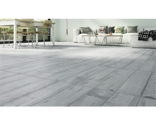 Espace de vie lumineux avec carrelage imitation bois, table à manger et coin salon