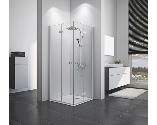 Salle de bain lumineuse avec douche d''angle, lavabo et serviettes