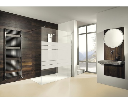 Salle de bains avec douche, sèche-serviettes et lavabo