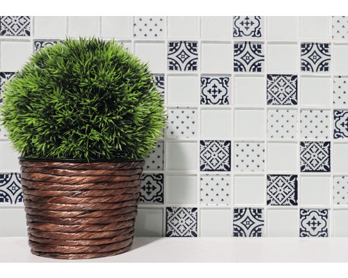 Carreau décoratif à motif et plante artificielle dans un pot tressé