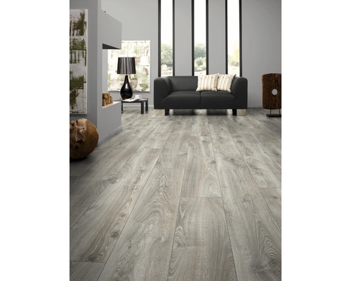 Heller Raum mit Laminatboden in Holzoptik, Sofa und Dekoration