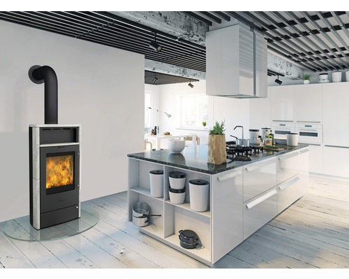 Poêle à bois avec plaque de verre dans une cuisine moderne