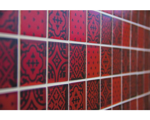 Mur de carreaux avec motif rouge