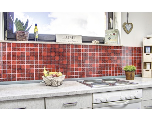 Scène de cuisine avec carrelage, cuisinière et décorations.