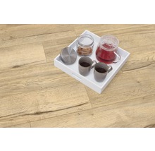 Heller Holzboden mit weissem Tablett, Teekanne, zwei Tassen und Keksdose