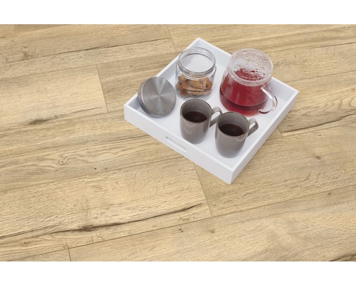 Heller Holzboden mit weissem Tablett, Teekanne, zwei Tassen und Keksdose