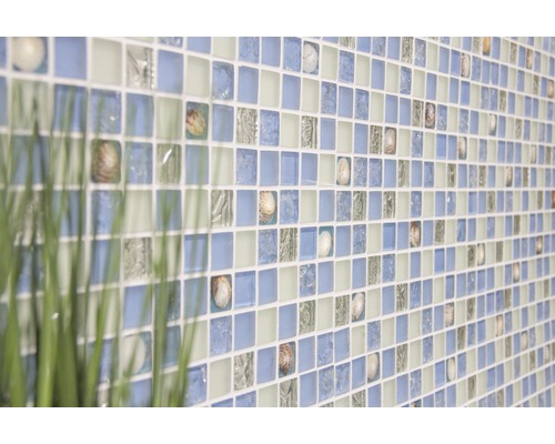 Mosaikfliesen mit Muschelmuster an einer Wand