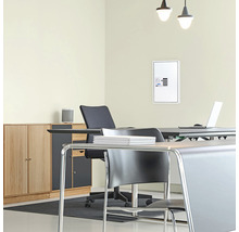 Bureau avec bureau, chaise de bureau, armoire et coffre à clés au mur