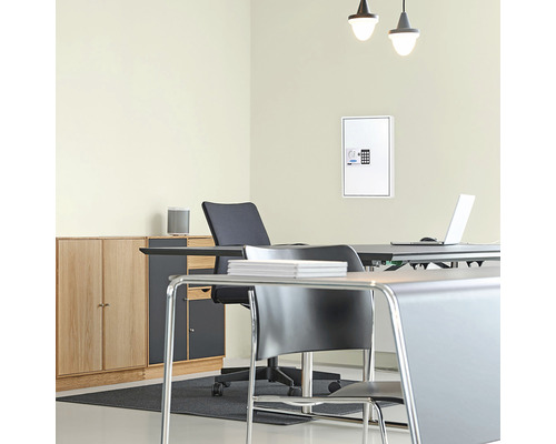 Bureau avec bureau, chaise de bureau, armoire et coffre à clés au mur