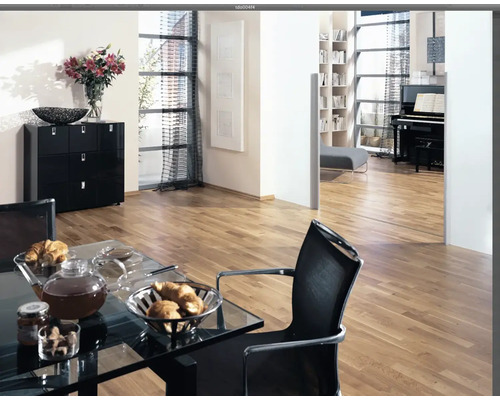 Pièce lumineuse avec meubles, table à manger avec nourriture, commode et piano en arrière-plan