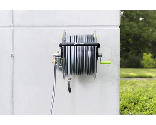 Tuyau d''arrosage sur dévidoir pour montage mural