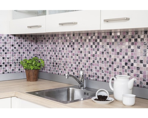 Scène de cuisine avec mosaïque, évier et ustensiles de cuisine