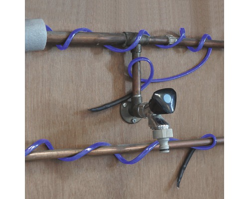 Installation mit Wasserhahn und Kabelbinder