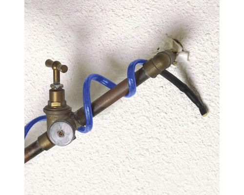Wasserhahn an einer Rohrleitung mit Rohrbegleitheizung