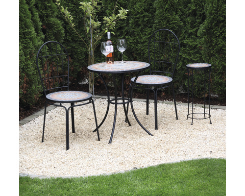 Ensemble de jardin avec table, deux chaises et table d''appoint sur gravier avec bouteille et verres.