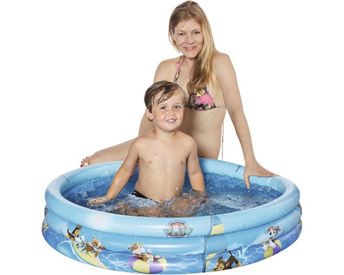 Aufblasbares Planschbecken mit Mutter und Kind im Wasser.