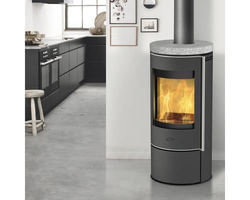 Poêle à bois dans une cuisine moderne avec feu visible derrière une vitre