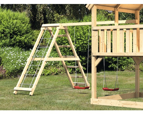Aire de jeux avec balançoire et échelle sur pelouse