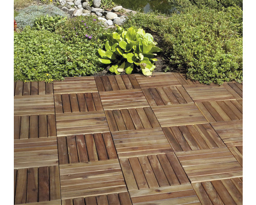 Verlegte Holzfliesen im Garten neben Pflanzen und Teich