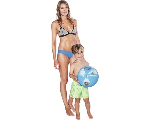 Femme en bikini et garçon avec un short de bain et un ballon de plage