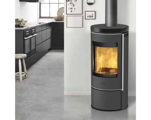 Freistehender Kaminofen im Wohnraum mit Küche.