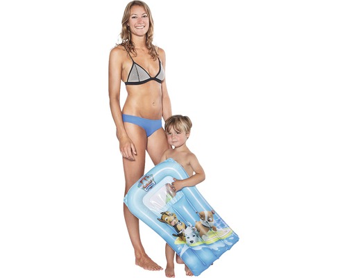 Femme et enfant avec matelas pneumatique Pat'' Patrouille