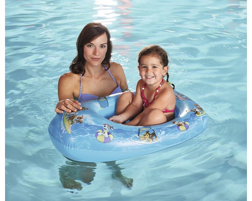 Femme et enfant dans la piscine avec bateau pneumatique