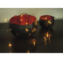 Dekorative Schalen mit Lichterkette auf einem Tisch