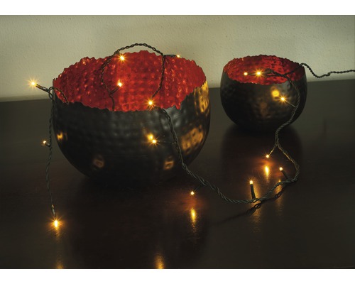 Dekorative Schalen mit Lichterkette auf einem Tisch