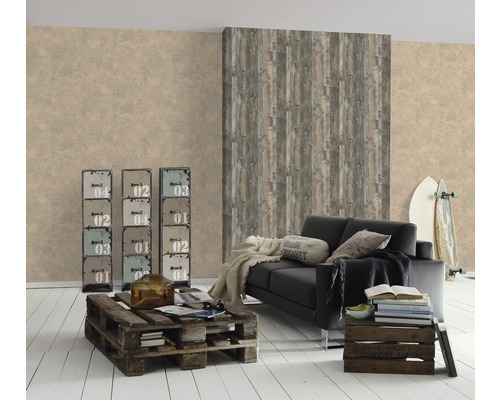 Salon avec canapé, table en bois, étagère et deux planches de surf