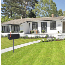 Boîte aux lettres sur la pelouse devant une maison d''habitation