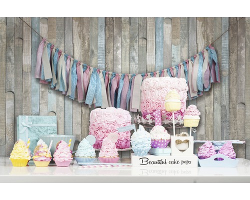 Dekoratives Buffet mit Girlande, Torten und Cupcakes für eine Party