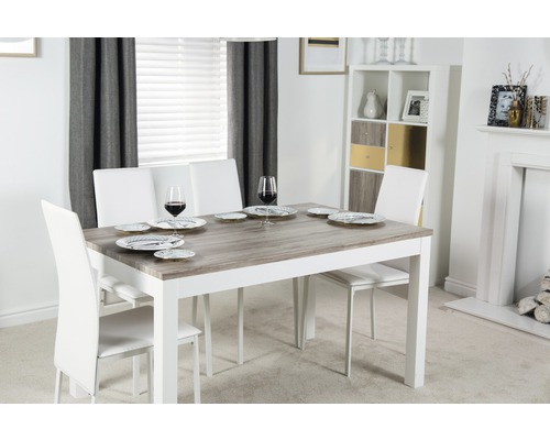 Table de salle à manger avec chaises dans une salle à manger lumineuse