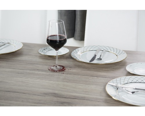 Table dressée avec verre à vin, assiettes et couverts